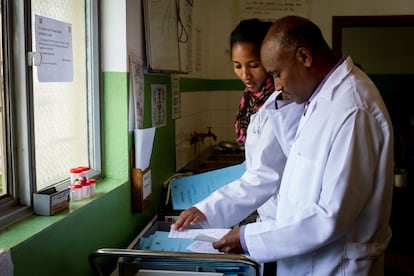 Tigist, una de las enfermeras del &aacute;rea de medicina interna y tuberculosis, revisa los historiales de los pacientes junto a otro compa&ntilde;ero. Los dos pabellones suman m&aacute;s de 40 pacientes, que son visitados cada d&iacute;a por los doctores. Los 173 trabajadores asalariados del hospital son et&iacute;opes. Adem&aacute;s, hay unos 30 voluntarios extranjeros que pasan temporadas en el centro trabajando codo con codo.