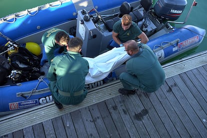 La Guardia Civil desembarca el cuerpo de uno de los inmigrantes en el puerto de Barbate de la patera naufragada en Los Caños en noviembre de 2018.