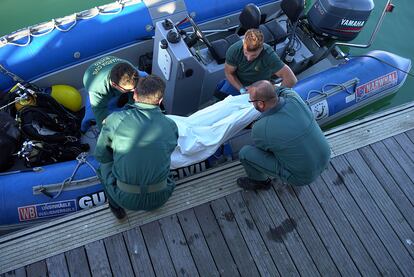 La Guardia Civil desembarca el cuerpo de uno de los inmigrantes en el puerto de Barbate de la patera naufragada en Los Caños en noviembre de 2018.