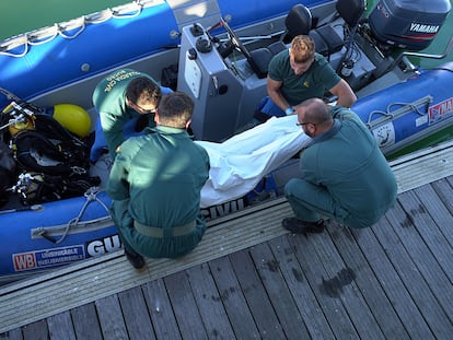 La Guardia Civil desembarca el cuerpo de uno de los inmigrantes en el puerto de Barbate de la patera naufragada en Los Caños en noviembre de 2018.