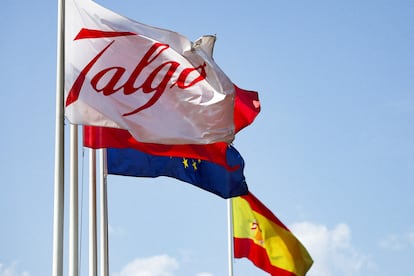 La bandera de Talgo junto a las de la Comunidad de Madrid, Unión Europea y España en la sede de la firma industrial en Las Matas (Madrid).