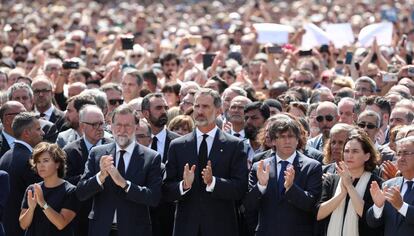 D'esquerra a dreta, Sáenz de Santamaría, Rajoy, el rei Felip VI, Puigdemont i Colau.