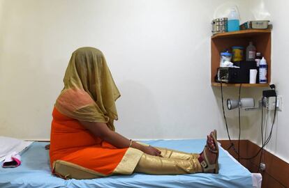 Una mujer, en un centro de gestación subrogada en Nueva Delhi.