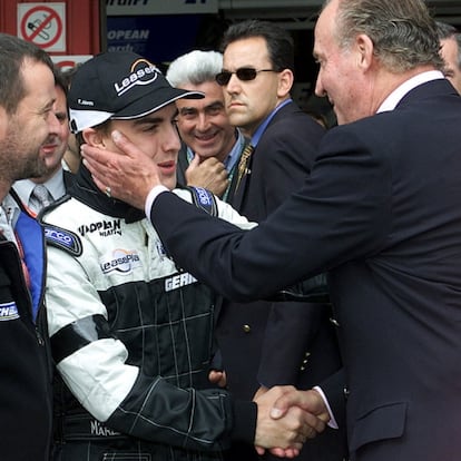 El rey Juan Carlos saluda a Fernando Alonso antes del comienzo del Gran Premio de Montmeló.