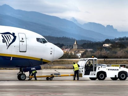 Trabajadores de Ryanair en el aeropuerto de Girona, este jueves. 