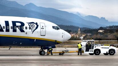 Trabajadores de Ryanair en el aeropuerto de Girona.