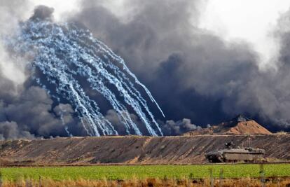 Gas lacrimógeno lanzado a través de la frontera por los soldados israelíes a través de una nube de neumáticos quemados, hoy en la frontera con Gaza. 