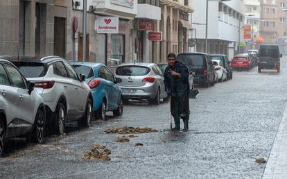 Las islas menos afectadas, aunque también han sufrido lluvias moderadas, han sido Lanzarote y Fuerteventura. En la foto, una persona intenta achicar agua en una calle de Arrecife, capital de Lanzarote. 