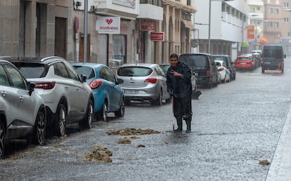 Las islas menos afectadas, aunque también han sufrido lluvias moderadas, han sido Lanzarote y Fuerteventura. En la foto, una persona intenta achicar agua en una calle de Arrecife, capital de Lanzarote. 