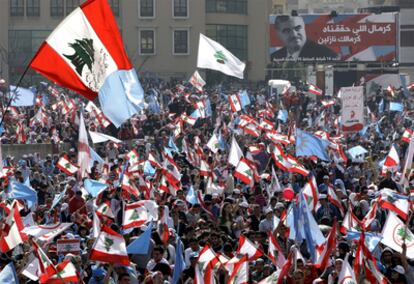 Cientos de miles de libaneses homenajean al ex primer ministro Rafiq Hariri en el quinto aniversario de su asesinato.