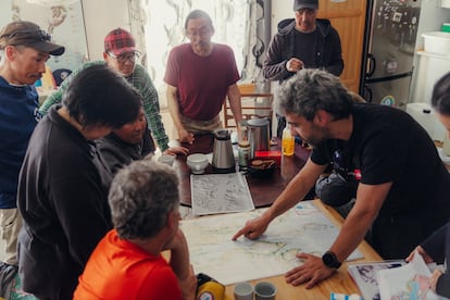 Antes de salir de expedición, el científico catalán Marc Oliva muestra en un mapa a los cazadores los glaciares que les interesa estudiar.