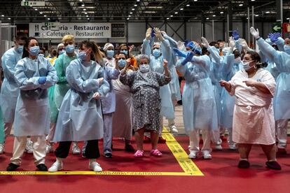 El hospital de campaña se construyó en dos días con la ayuda del Ejército. A lo largo de casi un mes han pasado casi 4.000 pacientes. Así celebran pacientes y sanitarios el cierre de las instalaciones provisionales.