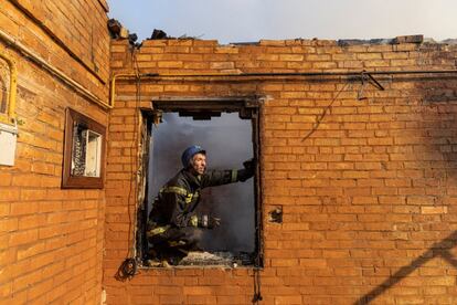 Un bombero trabaja en una zona residencial tras un ataque ruso, en Kiev. El Ejército ucranio "está aumentando la presión sobre las fuerzas rusas al noreste" de la capital, las cuales "se enfrentan a problemas de suministro y moral", según el último análisis del Ministerio británico de Defensa.