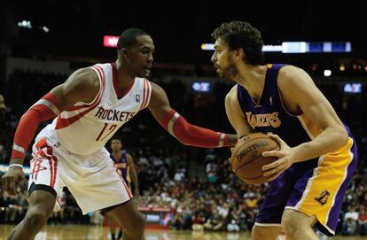 Pau Gasol con Dwight Howard en un partido reciente.