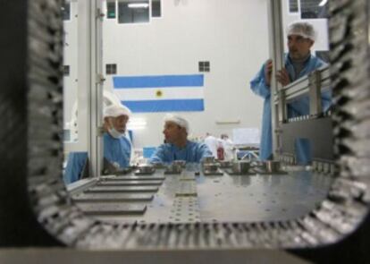 Expertos argentinos trabajan en el ensamblaje del ARSAT-1.