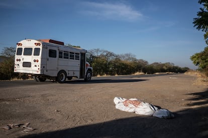 Autoridades locales tardaron más de cinco horas en acudir al lugar a retirar el cuerpo.