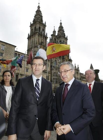 Feijóo y José Blanco, ayer en la plaza del Obradoiro de Santiago.