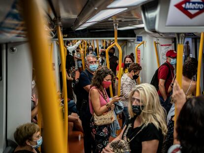 Decenas de personas, en el metro de la línea 6 de Madrid.