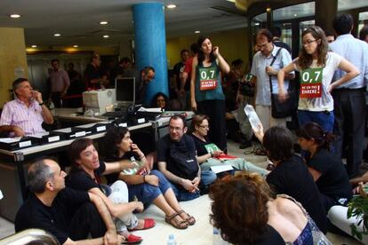 Trabajadores de ONG catalanas encerrados en la sede de la Agencia Catalana de Cooperación al Desarrollo en Barcelona.