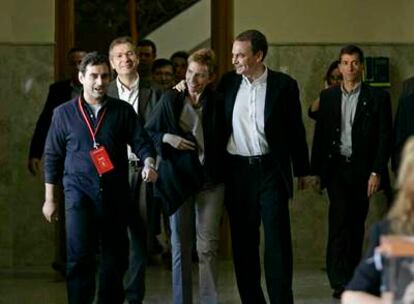 José Luis Rodríguez Zapatero, junto a su esposa, Sonsoles Espinosa, en el colegio donde votaron.