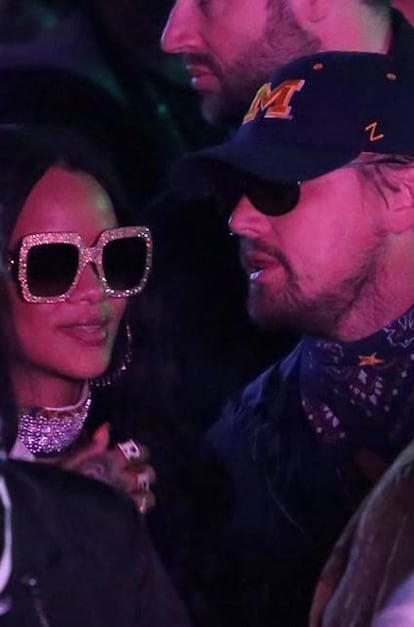 Festival de Coachella. Fin de semana pasado. Leonardo Di Caprio y Rihanna charlan animados en el evento. Él trata de pasar desapercibido con su gorra, sus gafas y su panuelo. Le sale el tiro por la culata, como bien prueba esta foto reproducida hasta la saciedad. No es la primera vez que Leo huye de las cámaras sin éxito. Podríamos decir que tiene un máster en escapismo fallido. Aquí, las pruebas.