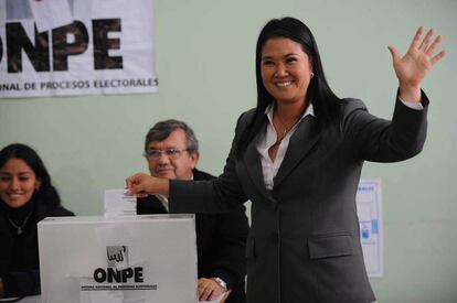 Keiko Fujimori ejerce su voto en un centro electoral limeño. La joven ha estado en política desde su adolescencia, cuando asumió el cargo de primera dama en el primer Gobierno de su padre, Alberto Fujimori, tras el divorcio de sus padres