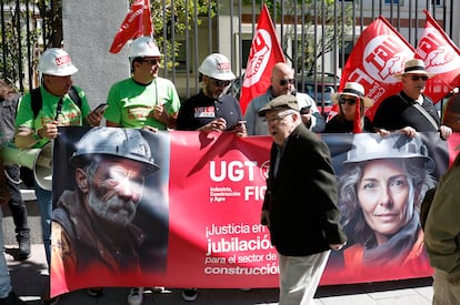 Manifestantes frente al Ministerio de Seguridad Social, este miércoles en Madrid.
