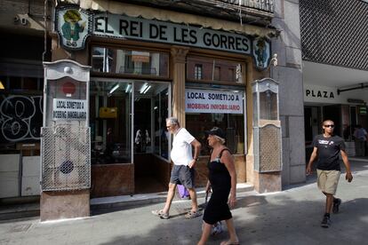 Afectado por el plan urbanístico de la calle de la Diputació, El rei de les Gorres cerró en 2008. En el recuerdo, decenas de sombreros, boinas y gorras que llenaban dos pequeños escaparates de la calle Creu Coberta.