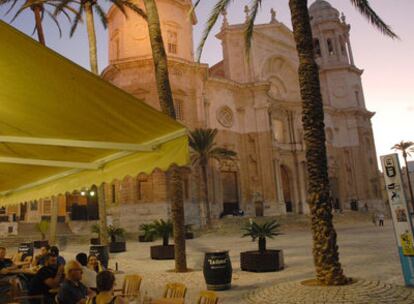 Una terraza con vistas a la catedral gaditana.