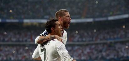 Cristiano celebra el gol con Ramos.