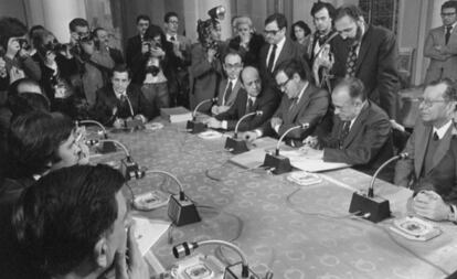 Firma de los Pactos de la Moncloa, el 25 de octubre de 1977