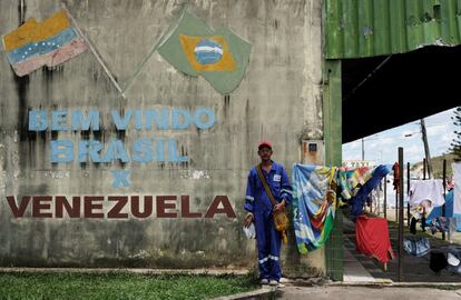 A Brasil también ha llegado la ola migratoria venezolana. Daniel, que trabajaba en una compañía petrolera, posa en la frontera con Brasil en el paso fronterizo de Pacaraima, en el estado de Roraima.