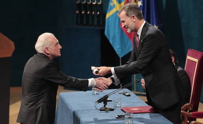 Felipe VI entrega el premio al cineasta Martin Socorse, este viernes.