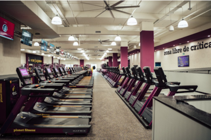 Vista interior del primer Planet Fitness de España. Situado en el centro comercial Vía Sabadell, cuenta con 2.000 metros cuadrados, peluquería y zona de masaje.