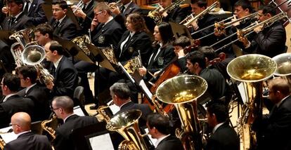 Miembros de las bandas de las sociedades musicales de Algemes&iacute; y de Ador, ayer, durante el concierto en el Palau de les Arts.