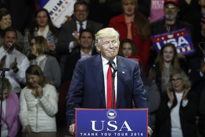 El presidente electo Donald Trump sonr&iacute;e en un acto post-electoral