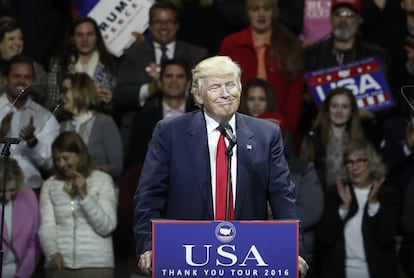 El presidente electo Donald Trump sonríe en un acto post-electoral