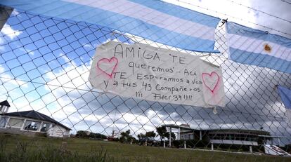 Un mensaje de apoyo a Maria Krawcyk, la oficial a bordo del submarino ARA San Juan, y al resto de miembros de la tripulación, es vista frente a la Base Naval de Mar de Plata, el 20 de noviembre de 2017.