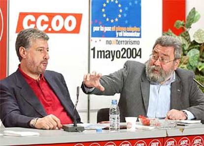 Jose María Fidalgo, a la izquierda, junto a Cándido Méndez, en su comparecencia de ayer.
/ EFE