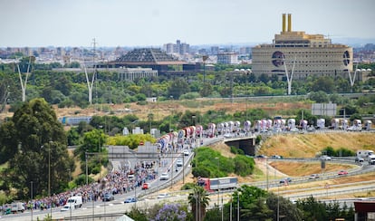 La Hermandad de Triana sale de Sevilla, el miércoles, tras emprender el camino hacia la aldea de El Rocío (Huelva).