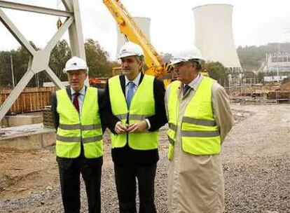 Manuel Pizarro, presidente de Endesa, a la izquierda, con dos altos cargos de la Xunta, en As Pontes.