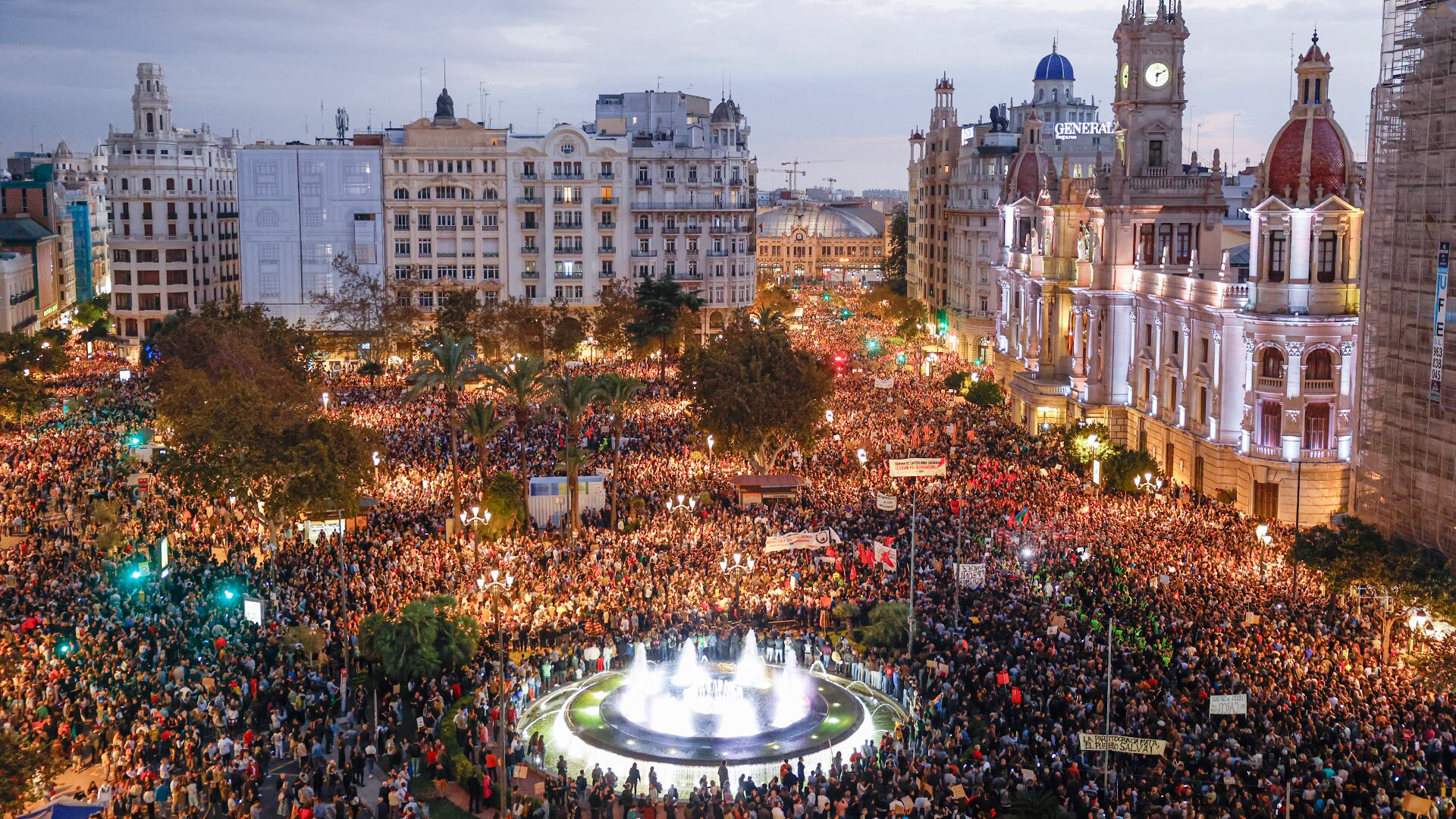 Manifestación multitudinaria en Valencia para pedir la dimisión de Mazón el 9 de noviembre de 2024. 