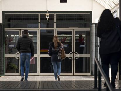 Acceso a al Facultad de Ecónomicas de la Universidad de Sevilla.