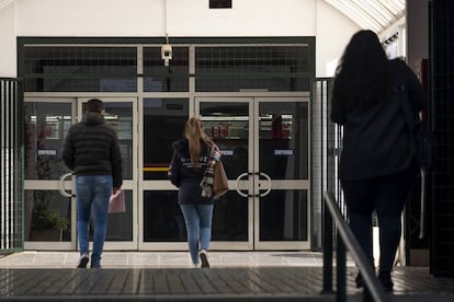 Acceso a al Facultad de Ecónomicas de la Universidad de Sevilla.