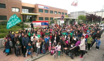 Vecinos del PAU de Vallecas están recogiendo firmas para que la Comunidad les garantice plaza en el centro escolar que han elegido para sus hijos.