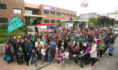 Vecinos del PAU de Vallecas est&aacute;n recogiendo firmas para que la Comunidad les garantice plaza en el centro escolar que han elegido para sus hijos. 