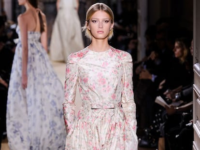 Maria Grazia Chiuri y Pier Paolo Piccioli convierten Valentino en un jardín romántico