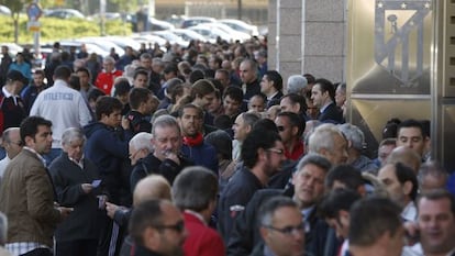 Aficionados hacen cola en el Vicente Calderón.