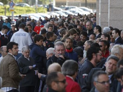 Aficionados hacen cola en el Vicente Calderón.