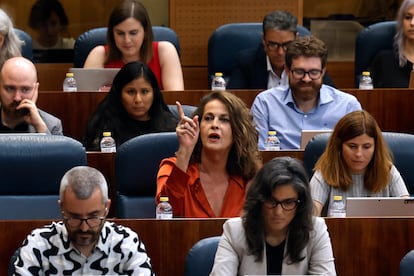 La diputada de Más Madrid Carla Antonelli interviene en el debate de investidura de la candidata del PP a presidir la Comunidad de Madrid, Isabel Díaz Ayuso, este miércoles en la Asamblea.